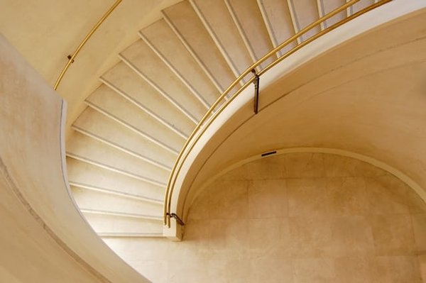 Comment créer un espace de rangement discret sous un escalier en colimaçon ?