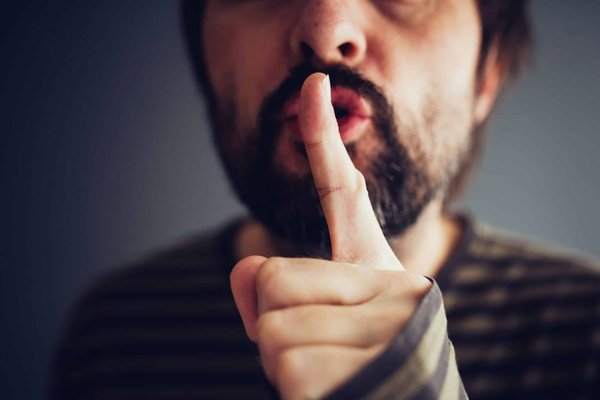 Quelles sont les astuces pour créer une zone de stockage discrète dans un salon ?