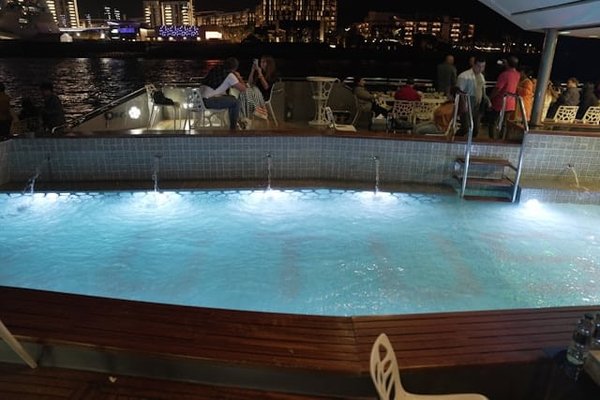 Comment choisir un revêtement de piscine résistant aux produits chimiques?